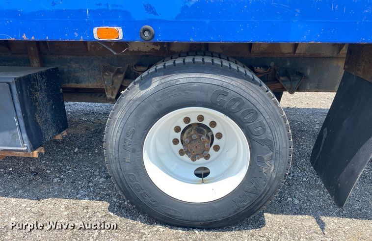 image for item KW9250 2001 International 4700  crane truck