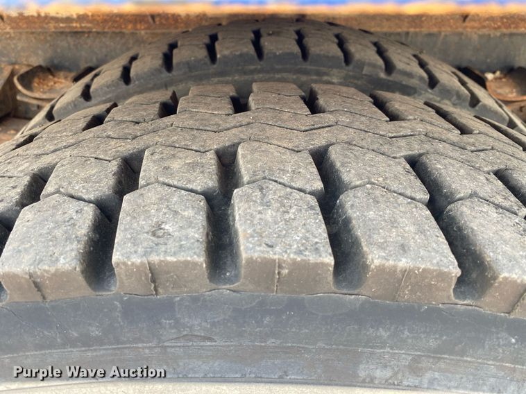 image for item KW9250 2001 International 4700  crane truck