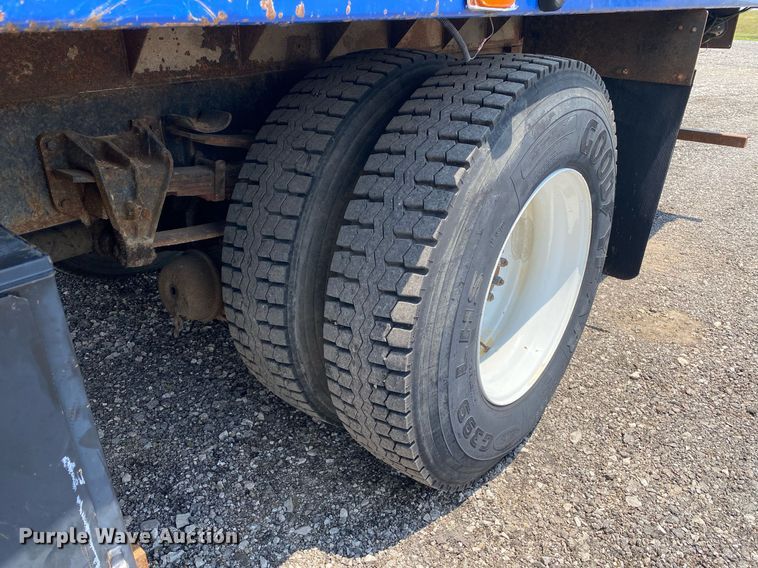 image for item KW9250 2001 International 4700  crane truck