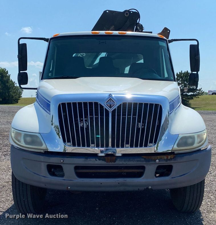 image for item KW9251 2005 International 4300  crane truck