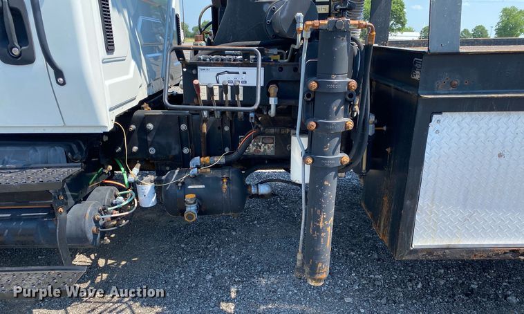 image for item KW9251 2005 International 4300  crane truck