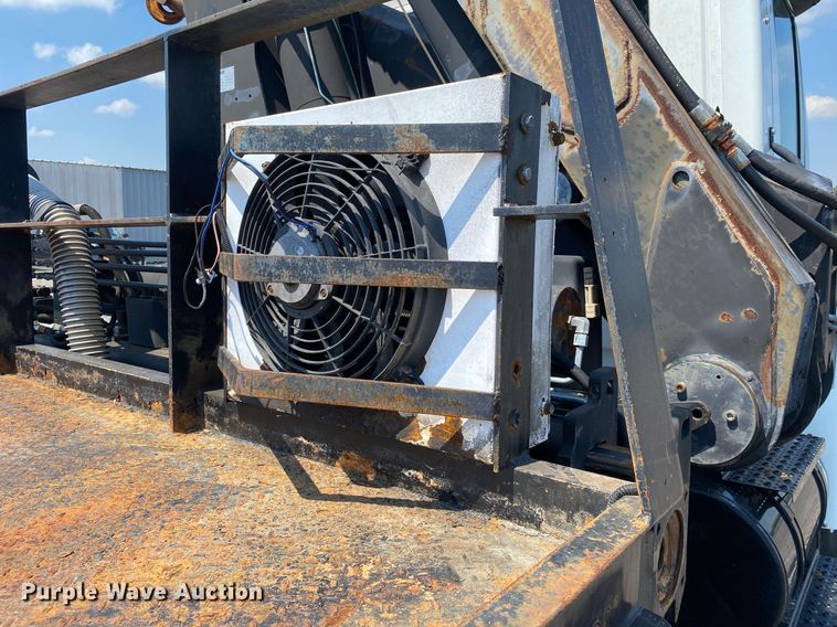 image for item KW9251 2005 International 4300  crane truck