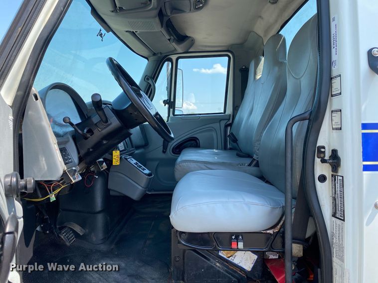 image for item KW9251 2005 International 4300  crane truck