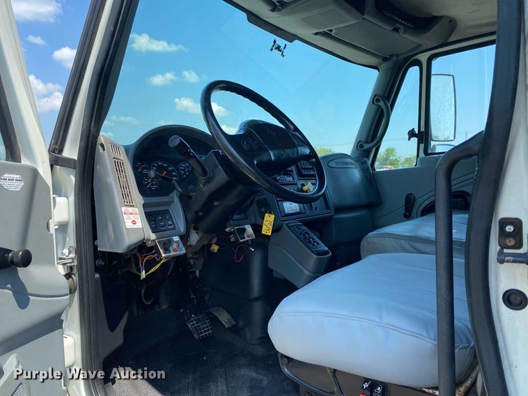 image for item KW9251 2005 International 4300  crane truck