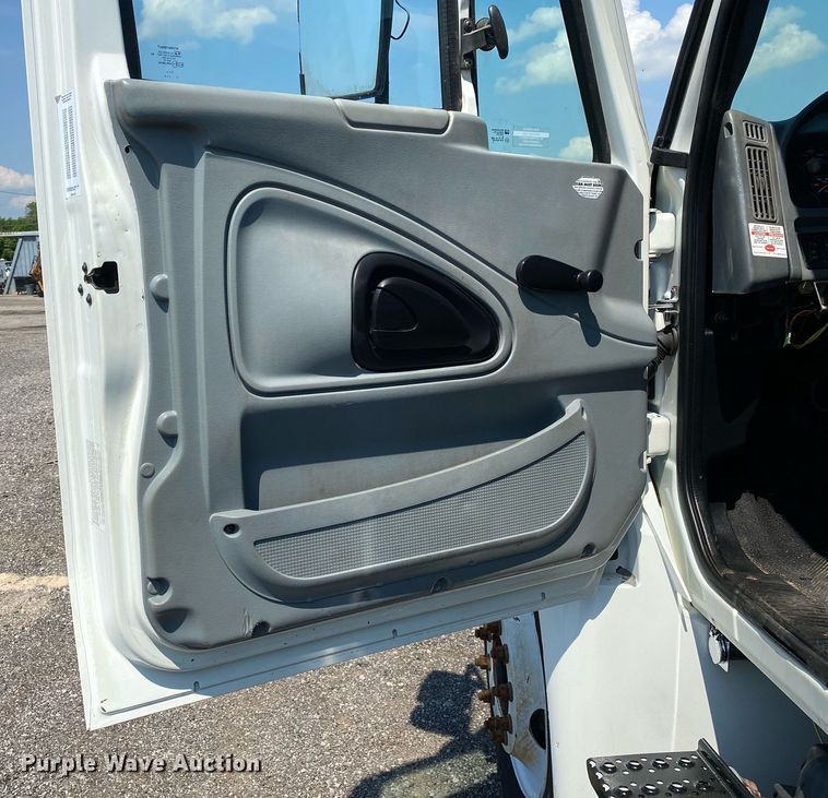 image for item KW9251 2005 International 4300  crane truck