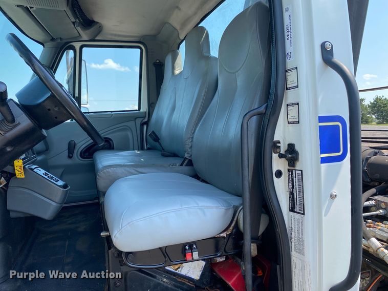 image for item KW9251 2005 International 4300  crane truck