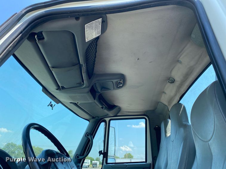 image for item KW9251 2005 International 4300  crane truck