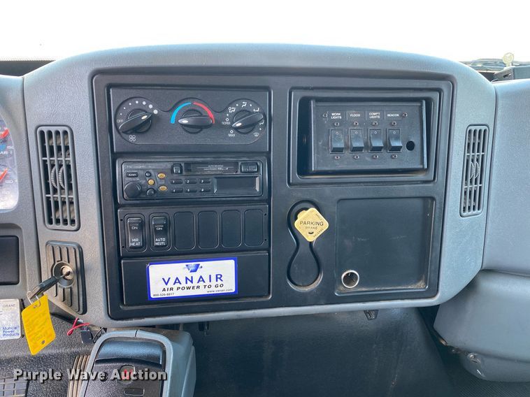 image for item KW9251 2005 International 4300  crane truck