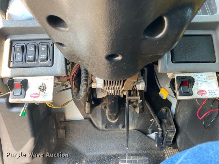 image for item KW9251 2005 International 4300  crane truck