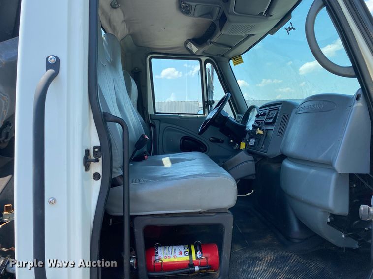 image for item KW9251 2005 International 4300  crane truck