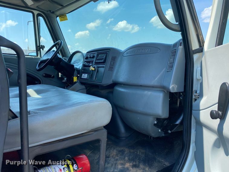 image for item KW9251 2005 International 4300  crane truck