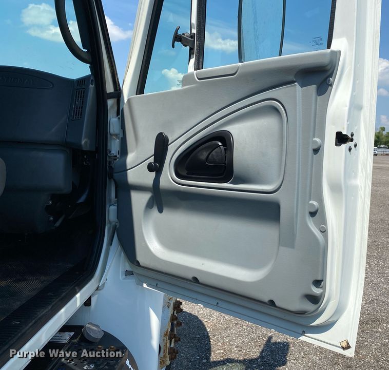 image for item KW9251 2005 International 4300  crane truck