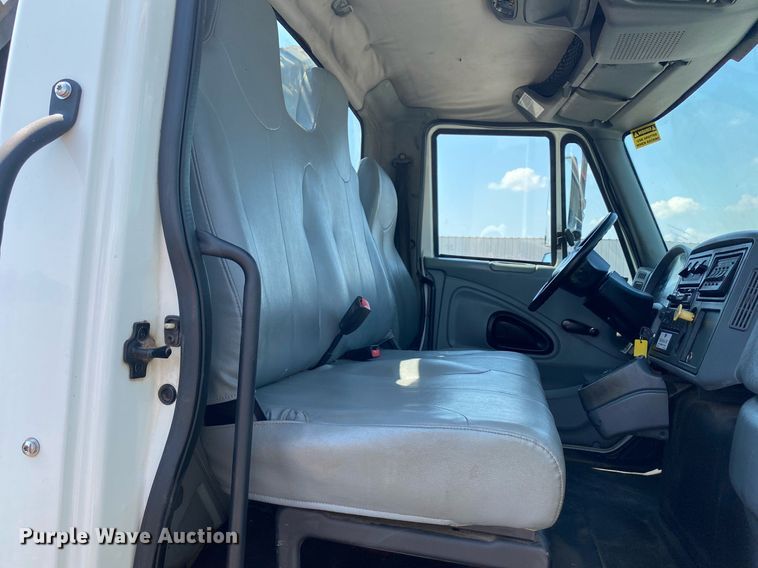 image for item KW9251 2005 International 4300  crane truck