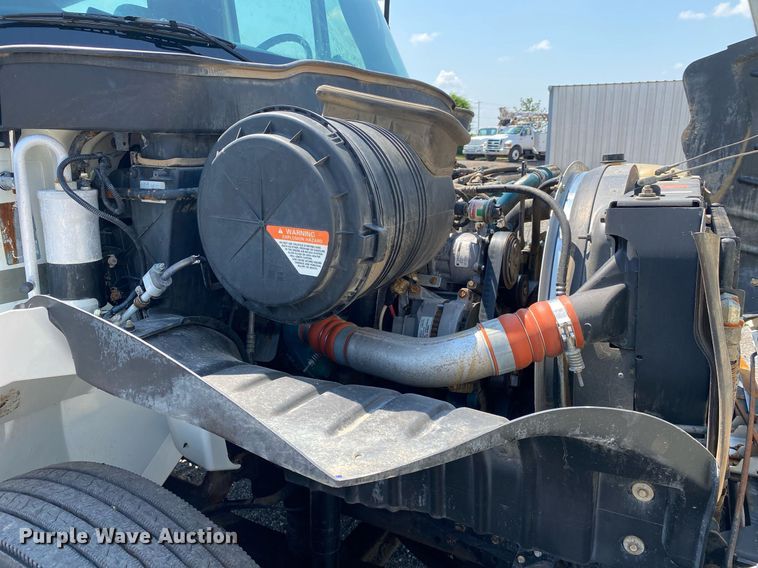 image for item KW9251 2005 International 4300  crane truck