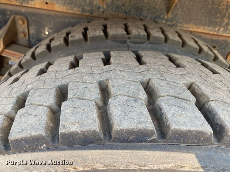 image for item KW9251 2005 International 4300  crane truck