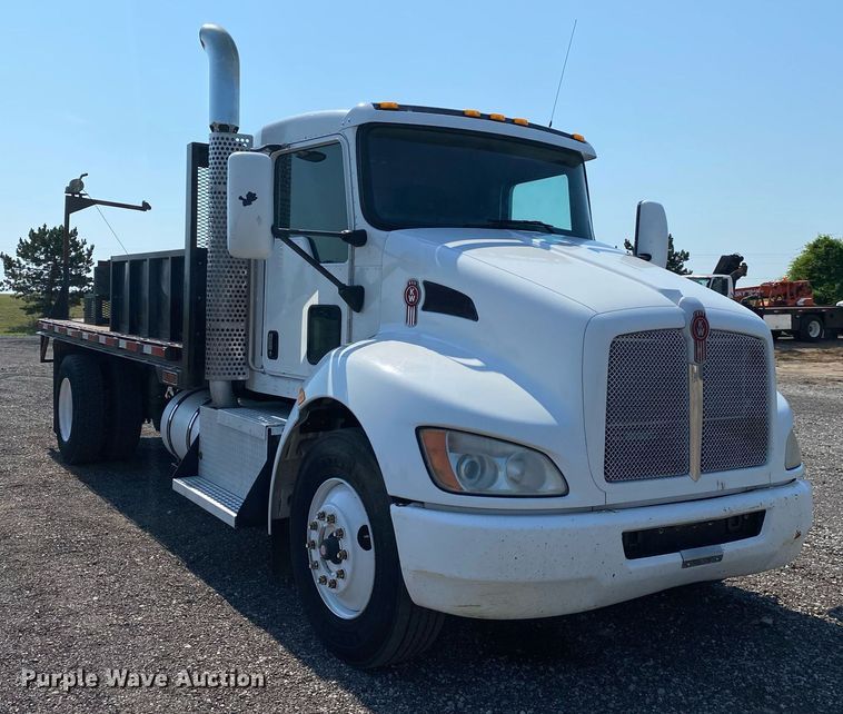 image for item KW9253 2010 Kenworth T370  flatbed truck