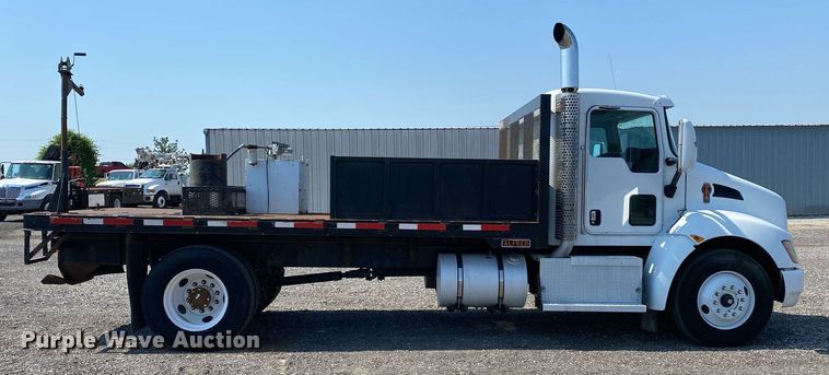 image for item KW9253 2010 Kenworth T370  flatbed truck