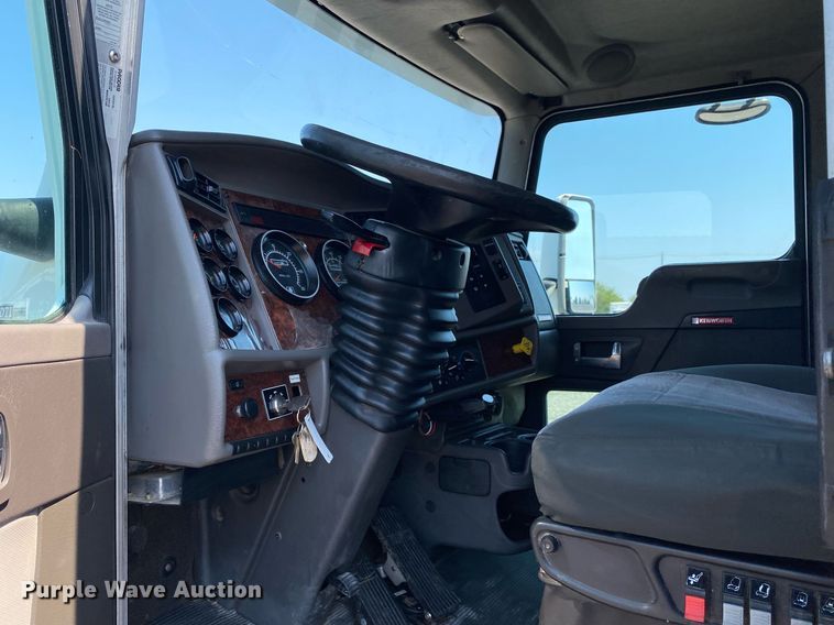 image for item KW9253 2010 Kenworth T370  flatbed truck