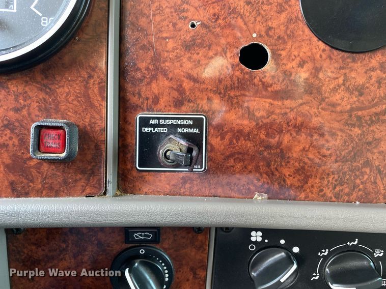 image for item KW9253 2010 Kenworth T370  flatbed truck