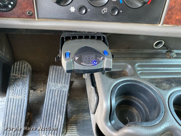 image for item KW9253 2010 Kenworth T370  flatbed truck