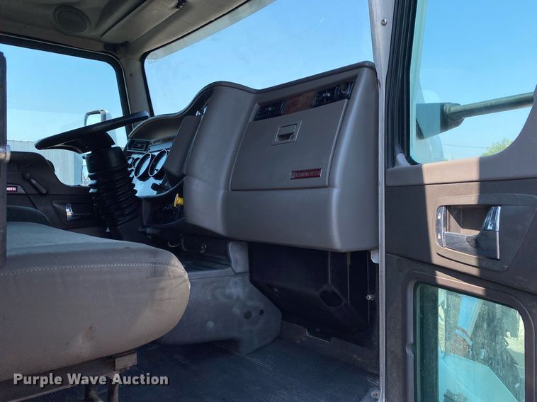 image for item KW9253 2010 Kenworth T370  flatbed truck