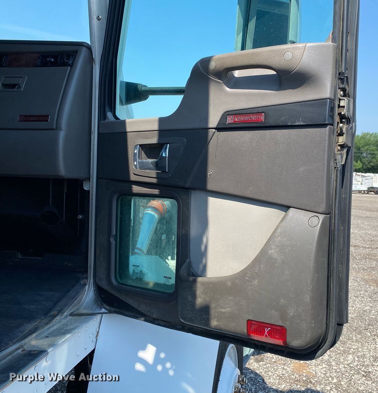 image for item KW9253 2010 Kenworth T370  flatbed truck