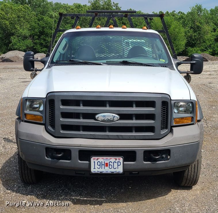 image for item LE9224 2005 Ford F450 Super Duty  flatbed truck