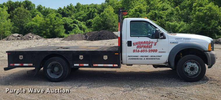 image for item LE9224 2005 Ford F450 Super Duty  flatbed truck