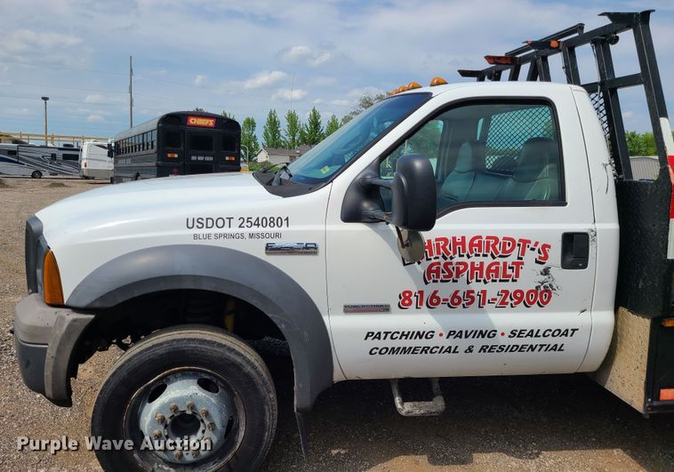 image for item LE9224 2005 Ford F450 Super Duty  flatbed truck