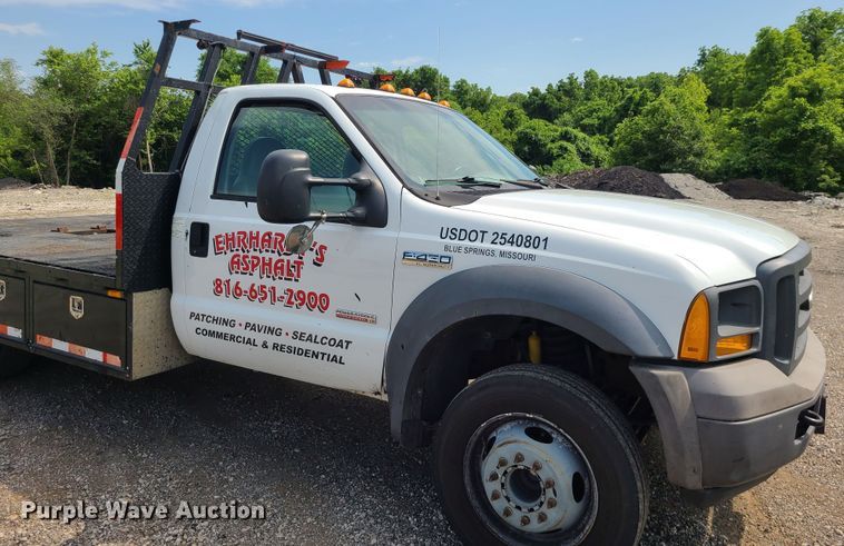 image for item LE9224 2005 Ford F450 Super Duty  flatbed truck