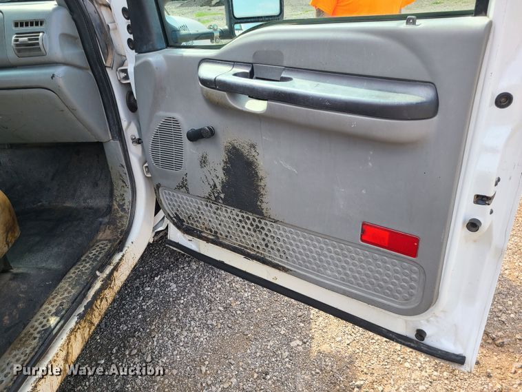 image for item LE9224 2005 Ford F450 Super Duty  flatbed truck