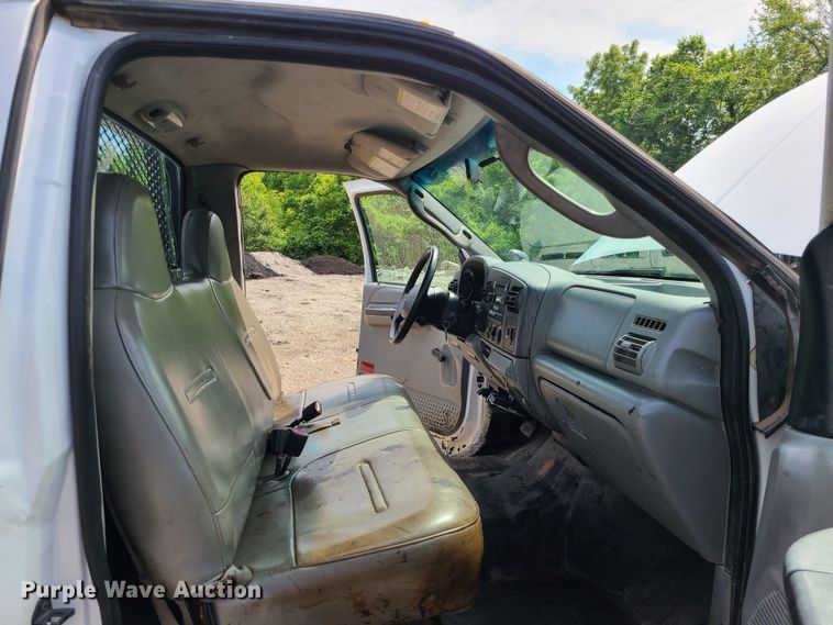 image for item LE9224 2005 Ford F450 Super Duty  flatbed truck