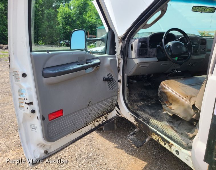 image for item LE9224 2005 Ford F450 Super Duty  flatbed truck