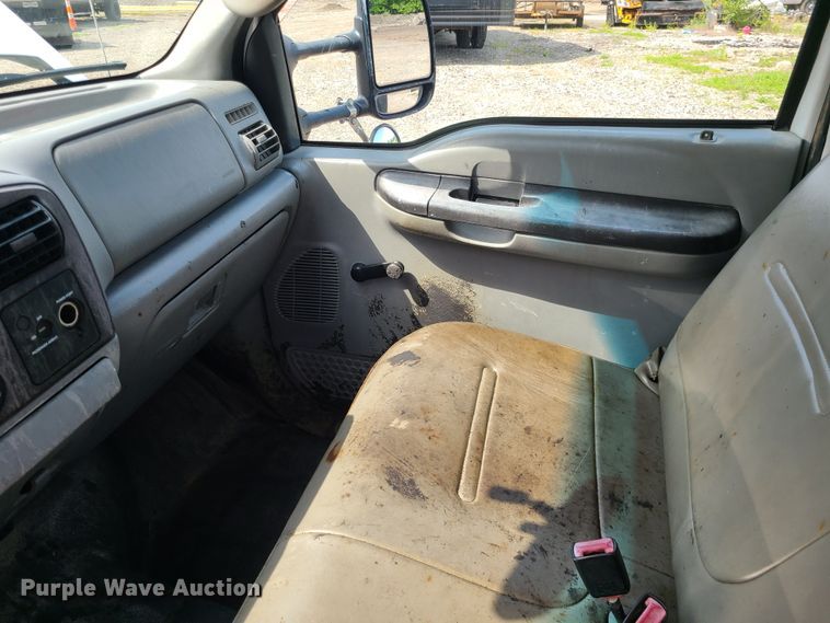 image for item LE9224 2005 Ford F450 Super Duty  flatbed truck