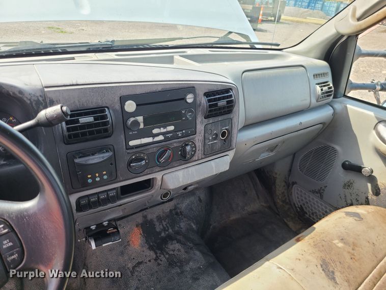 image for item LE9224 2005 Ford F450 Super Duty  flatbed truck