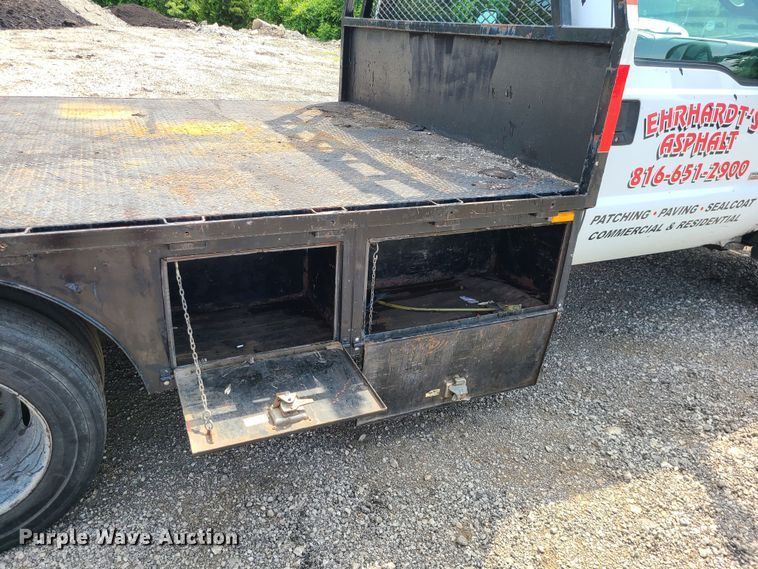 image for item LE9224 2005 Ford F450 Super Duty  flatbed truck