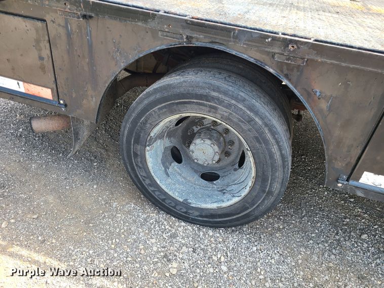 image for item LE9224 2005 Ford F450 Super Duty  flatbed truck