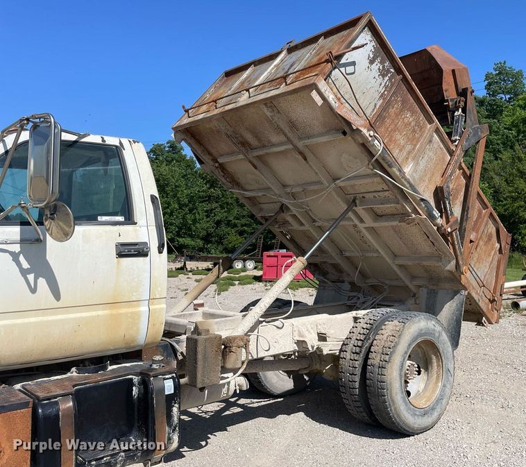 image for item LJ9718 2001 Chevrolet C7500  dump truck
