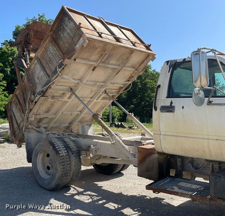 image for item LJ9718 2001 Chevrolet C7500  dump truck