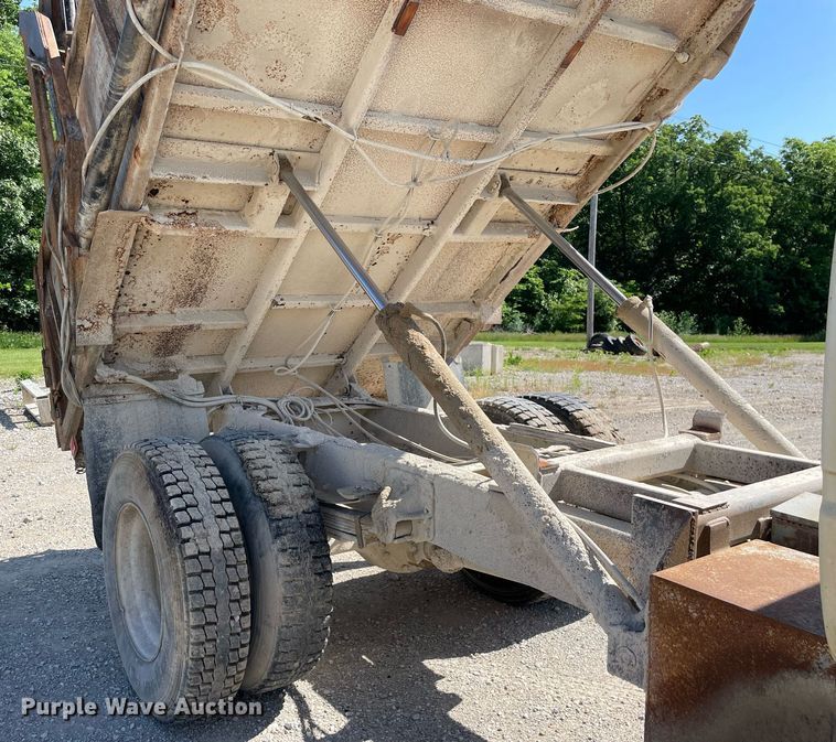 image for item LJ9718 2001 Chevrolet C7500  dump truck