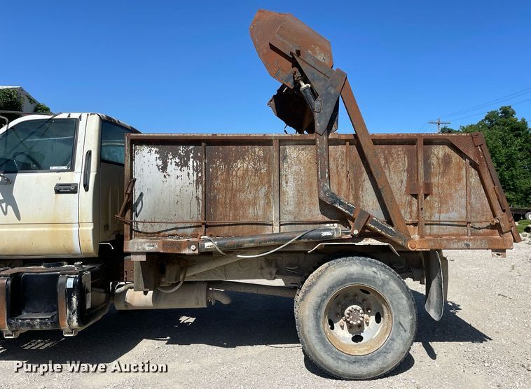 image for item LJ9718 2001 Chevrolet C7500  dump truck