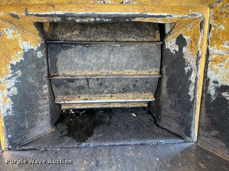 image for item LJ9753 2016 Vermeer BC1000XL  wood chipper