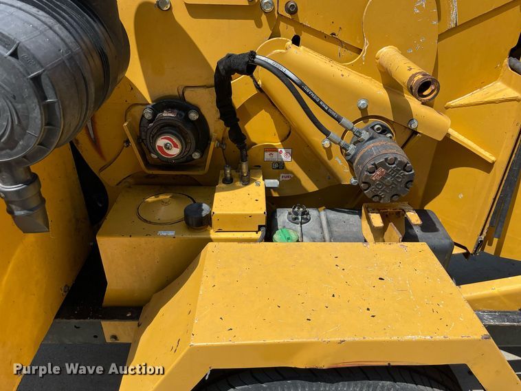 image for item LJ9753 2016 Vermeer BC1000XL  wood chipper