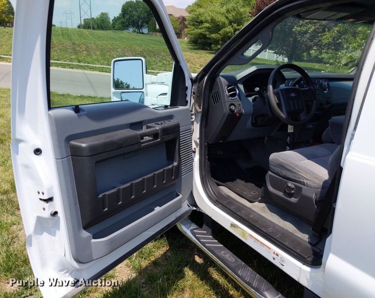 image for item LL9220 2013 Ford F450 Super Duty  Crew Cab truck cab and chassis