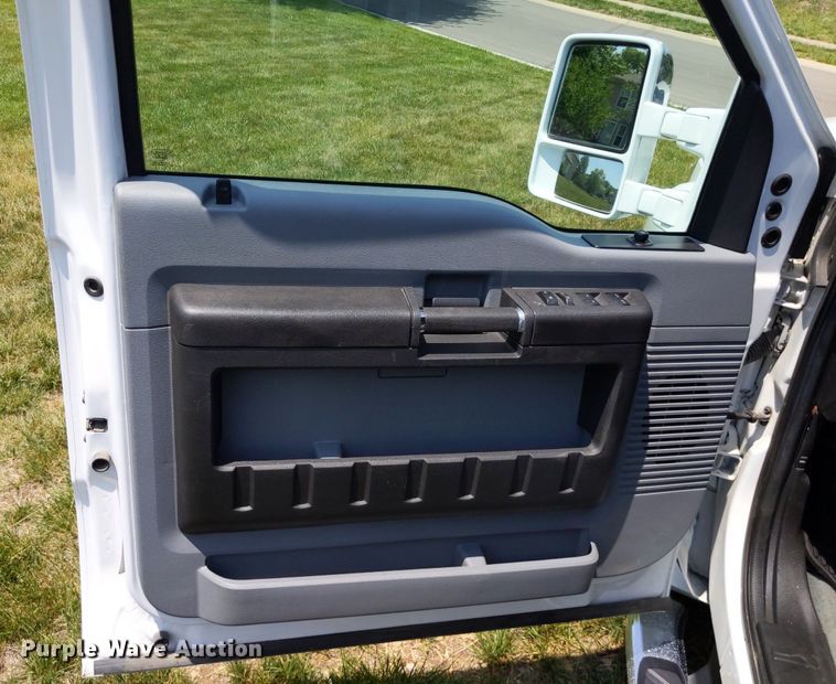 image for item LL9220 2013 Ford F450 Super Duty  Crew Cab truck cab and chassis