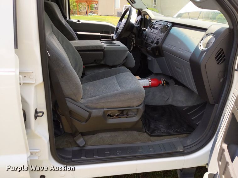 image for item LL9220 2013 Ford F450 Super Duty  Crew Cab truck cab and chassis