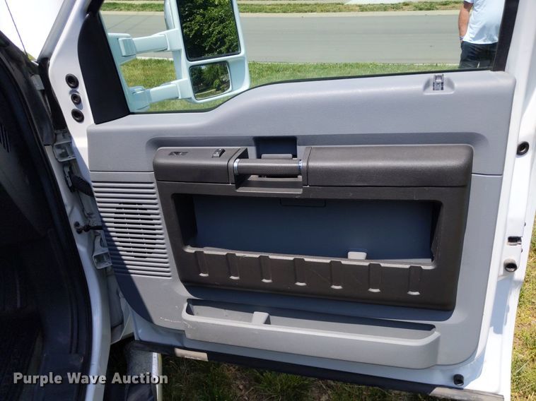 image for item LL9220 2013 Ford F450 Super Duty  Crew Cab truck cab and chassis