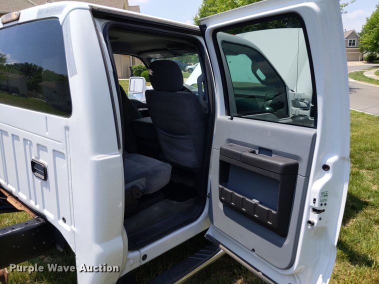 image for item LL9220 2013 Ford F450 Super Duty  Crew Cab truck cab and chassis