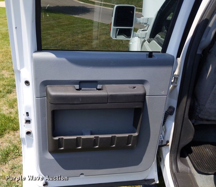 image for item LL9220 2013 Ford F450 Super Duty  Crew Cab truck cab and chassis