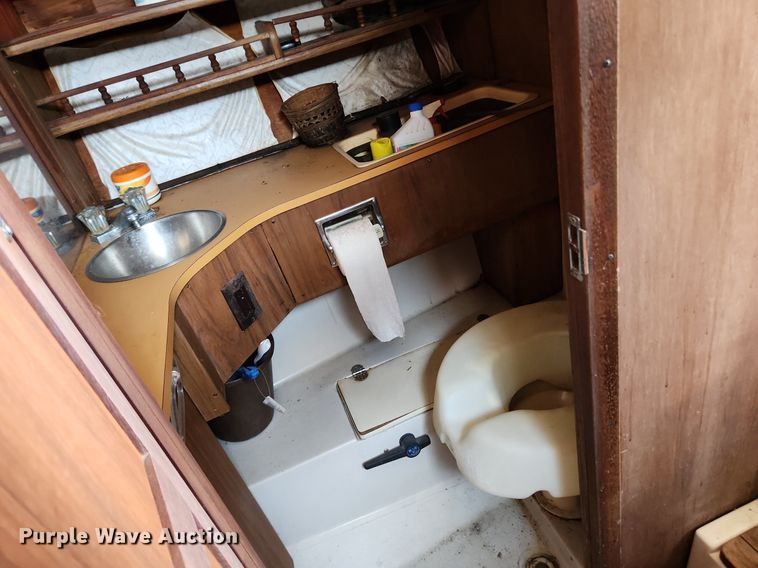 image for item LX9641 1978 Cruiser Villavee  boat